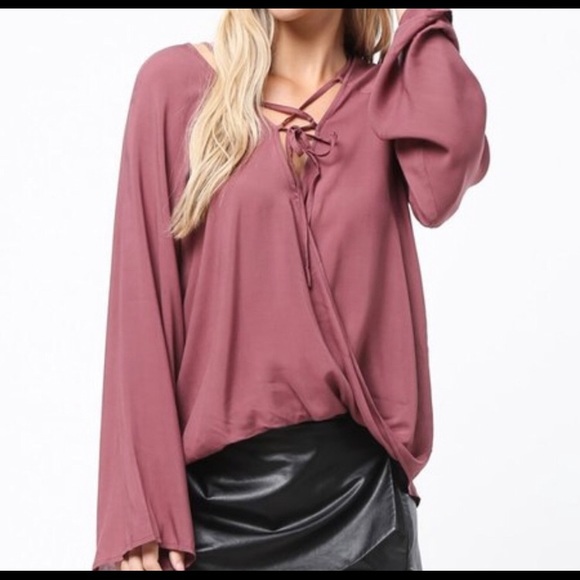 ♥️2 left ♥️ Laced surplice blouse - Picture 1 of 4